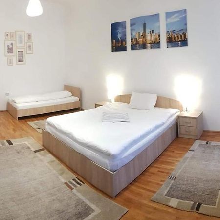 Mediaş Fabini Apartments מראה חיצוני תמונה