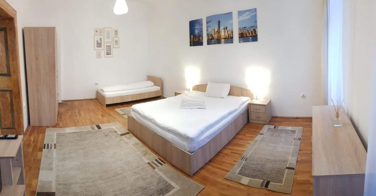 Mediaş Fabini Apartments מראה חיצוני תמונה