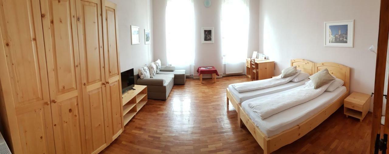 Mediaş Fabini Apartments מראה חיצוני תמונה